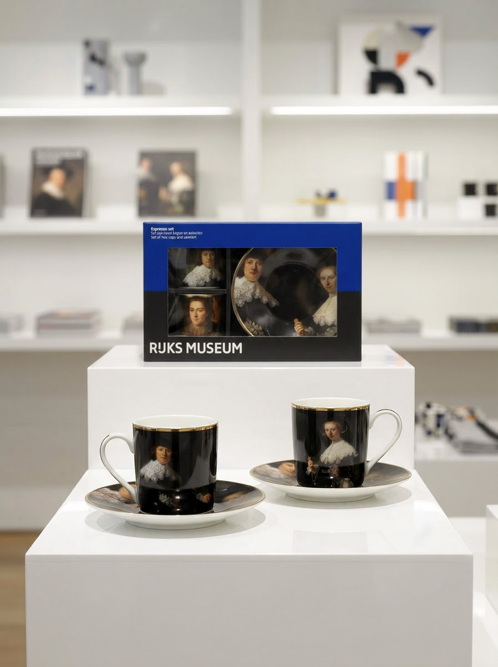 Espresso set Marten and Oopjen Rembrandt van Rijn – cups and saucers in museum store setting | Rijksmuseum x ArtyGifts