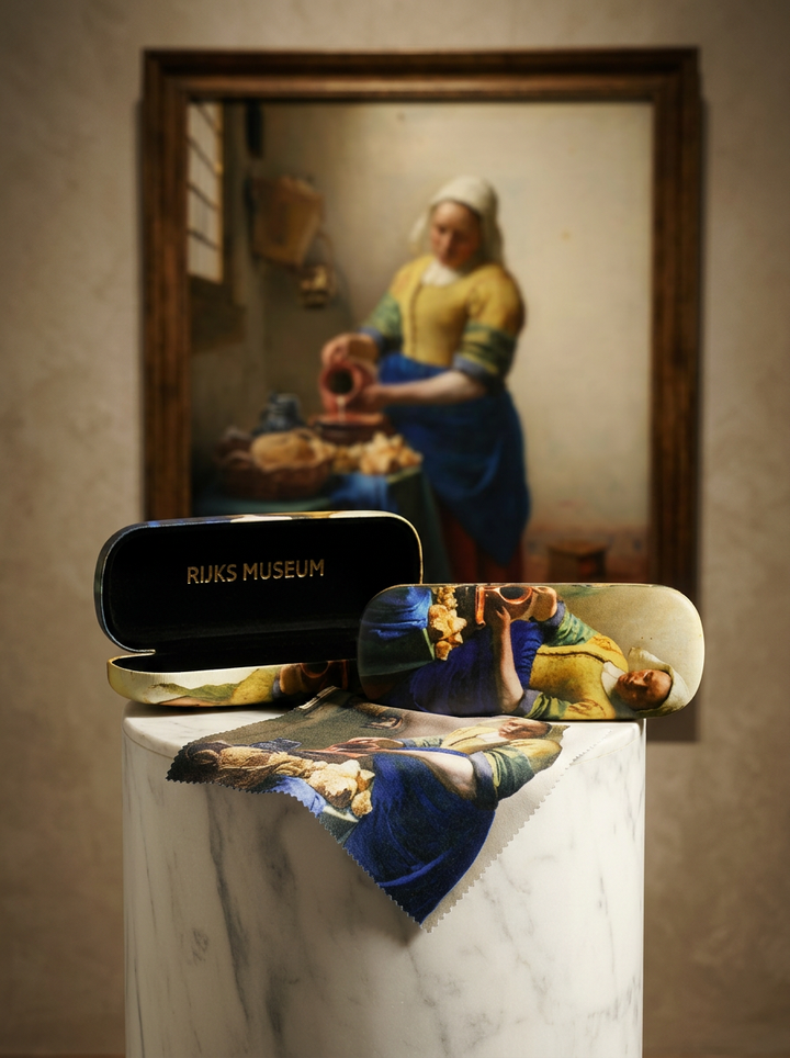 Eyewear Care Gift Set The Milkmaid Johannes Vermeer – spectacle case with microfiber cloth | ArtyGifts
