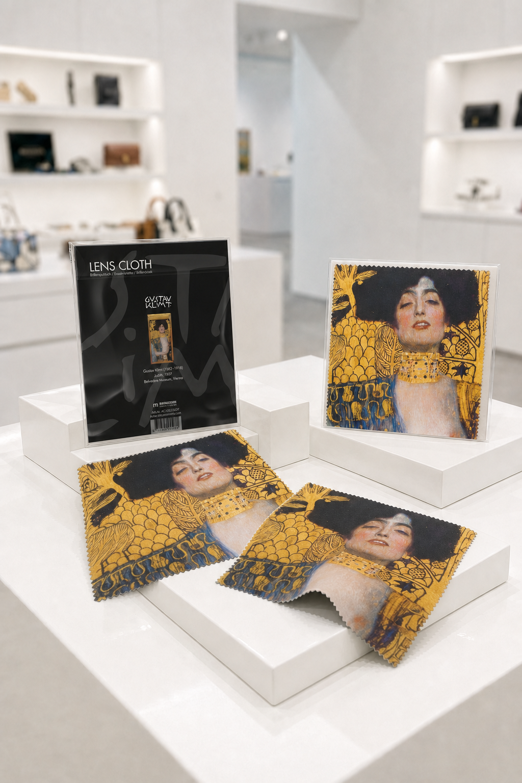 lens-cloth-set-judith-gustav-klimt-museum-display I ArtyGifts
