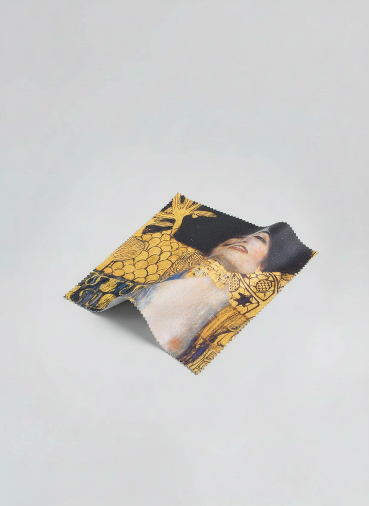 lens-cloth-set-judith-gustav-klimt-flat-lay
