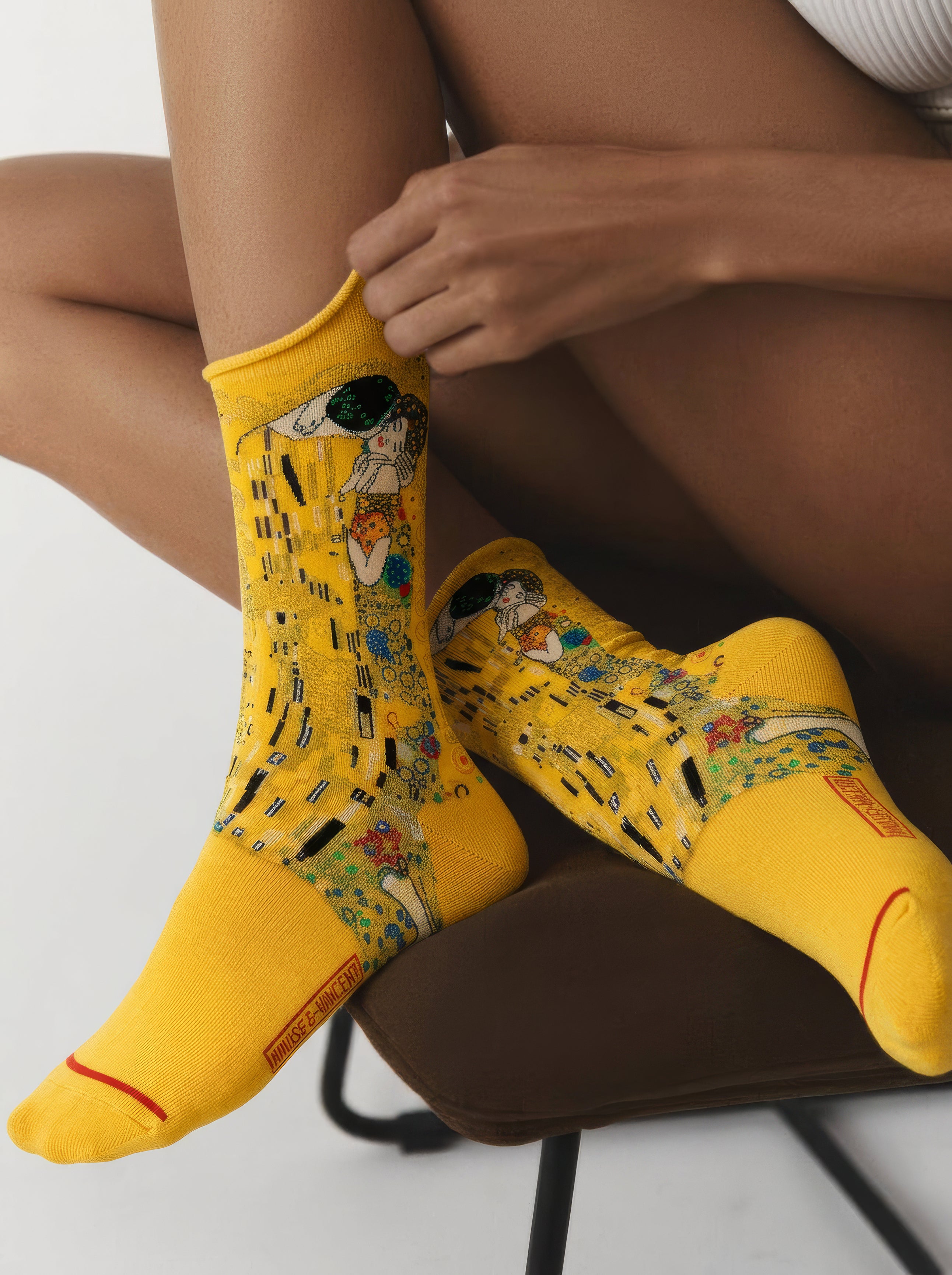 Klimt The Kiss art sock flat lay close-up – unisex museum gift from ArtyGifts
