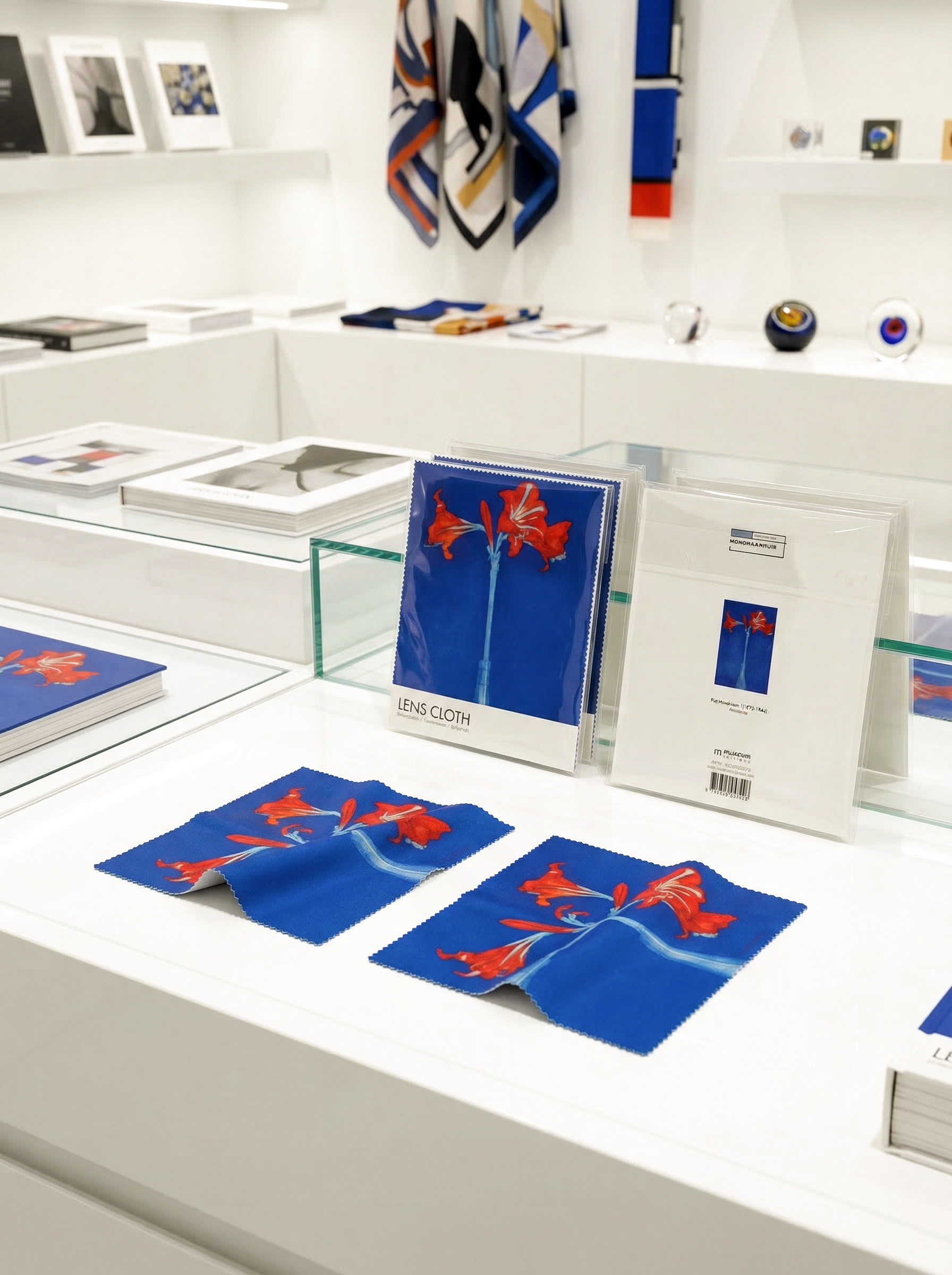 Lens Cloth Set Amaryllis Piet Mondrian – displayed in museum shop | ArtyGifts
