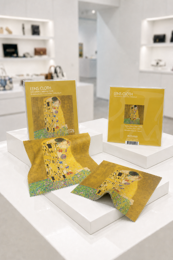 lens-cloth-set-the-kiss-gustav-klimt-museum-display I ArtyGifts
