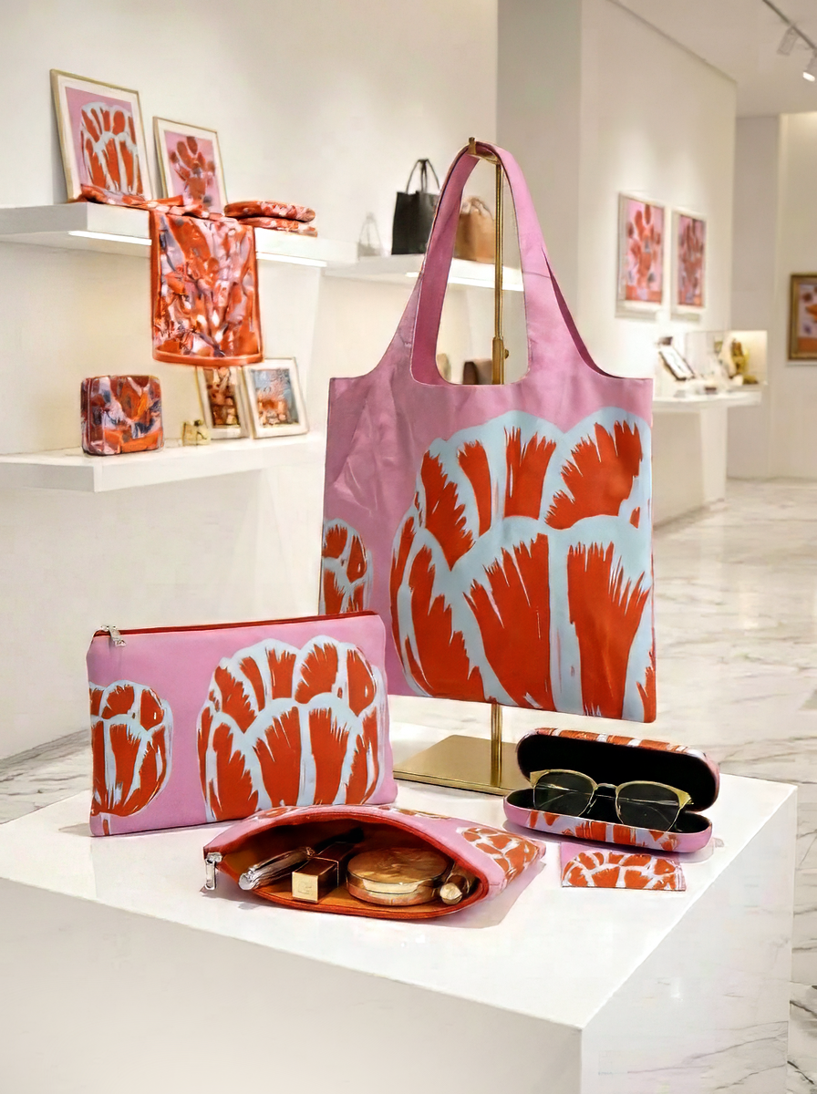 Travel Gift Set Modern Tulips – displayed in museum shop | ArtyGifts
