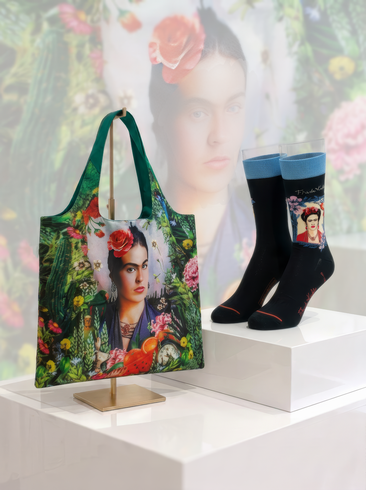 Frida Kahlo Self Portrait gift set with a colourful foldable shopper bag and black art socks with light-blue cuffs